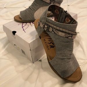 NEW Gray with snake skin detail sandals.